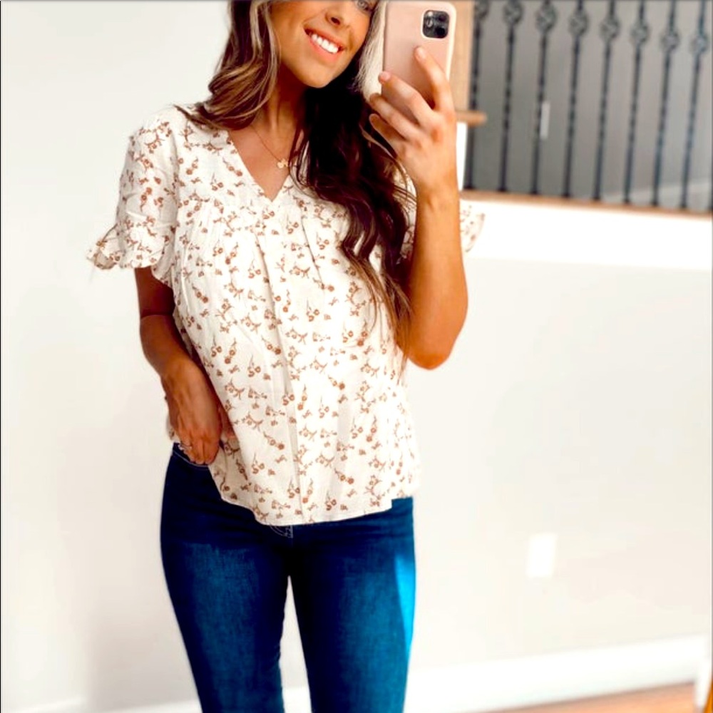The cutest neutral floral top!!